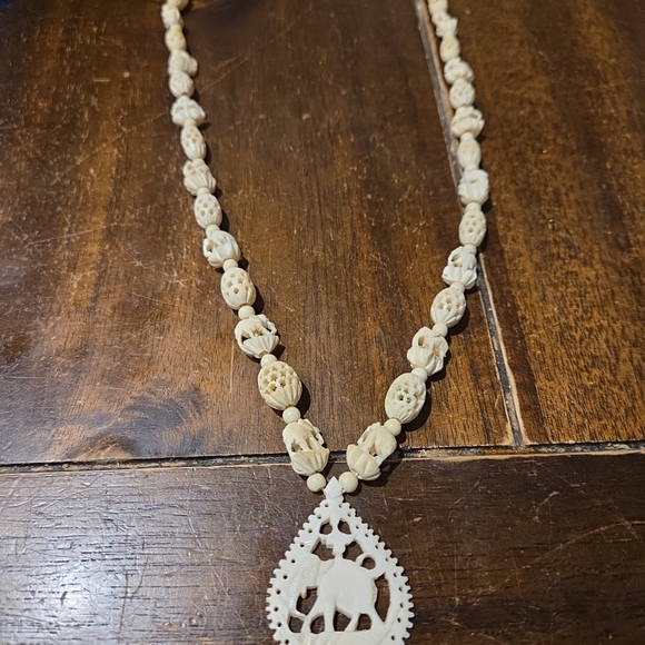 Bovine Jewelry - Elegant Cream Beaded‎ Necklace with Elephant Pendant